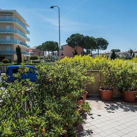 Trilocale Con Portico A 30mt Dal Mare, - M357 *